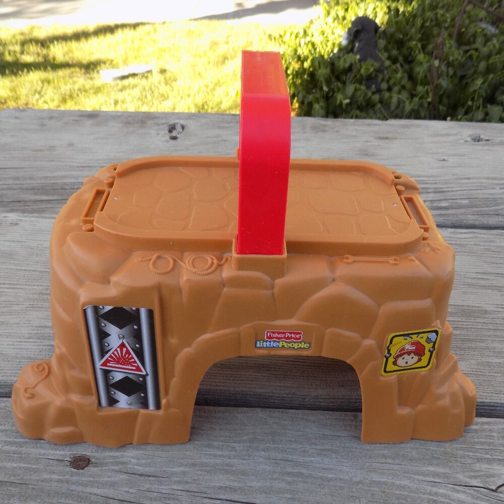 Fisher Price  Little People Rock Tunnel Piece with Handle 2010  GEO TRAX  ?